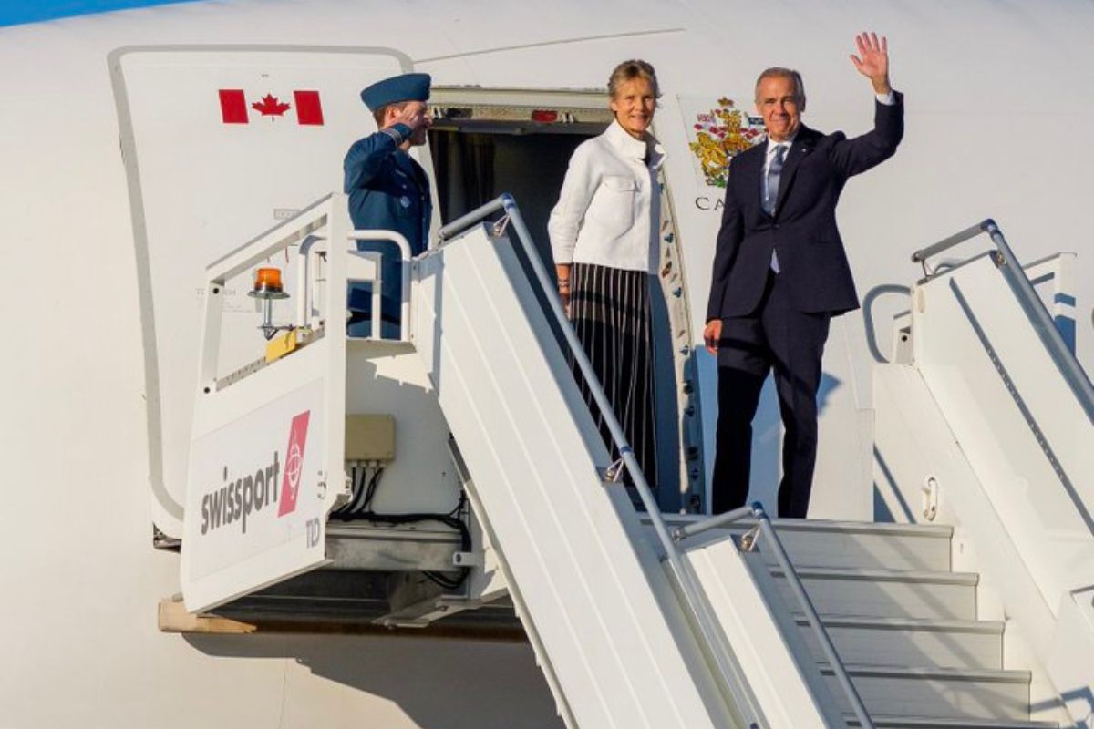 Mark Carney y su esposa, Diana Fox, arribaron al Aeropuerto Internacional Felipe Ángeles. Foto: Especial