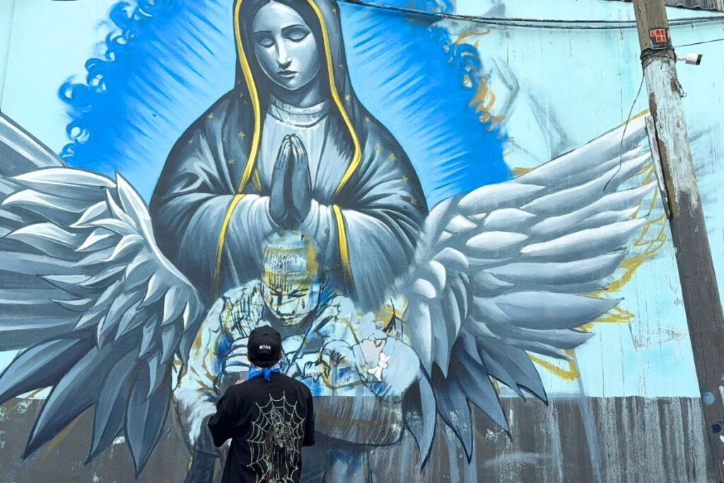 Vecinos dejan flores y mensajes frente al mural conmemorativo. Foto: Especial