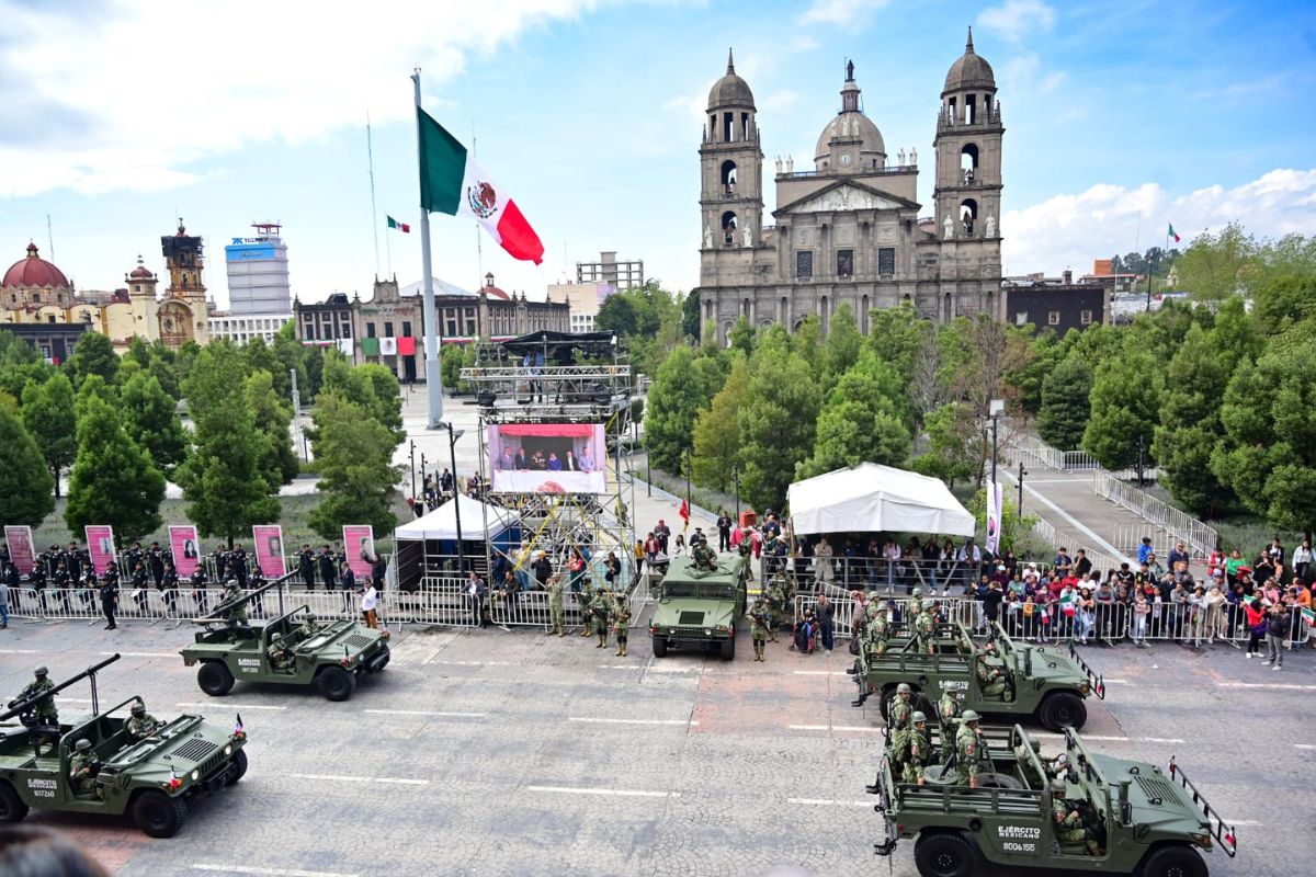 Familias presenciaron el paso de banderas monumentales y carros alegóricos. Foto: Especial