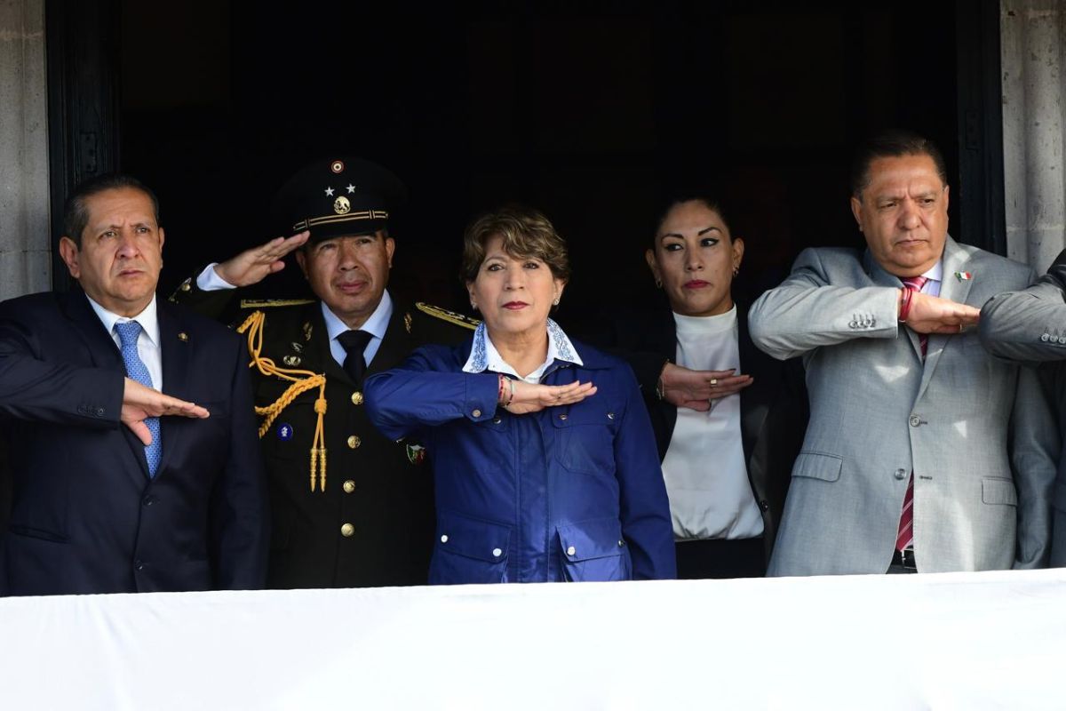 La Gobernadora Delfina Gómez Álvarez encabezó el desfile cívico militar en Toluca. Foto: Especial