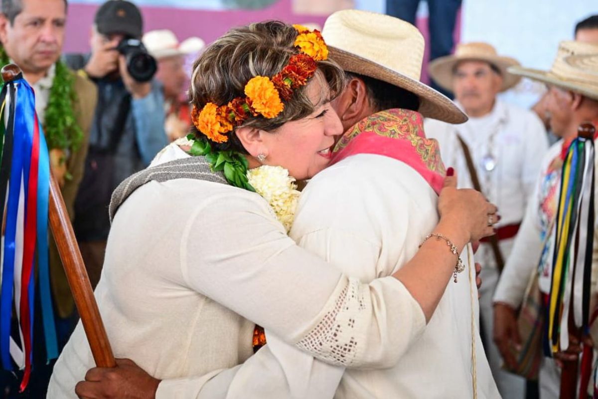 Delfina Gómez mantiene un diálogo directo con la gente, escuchando de primera mano sus necesidades y compartiendo los avances de su gobierno. Foto: Especial