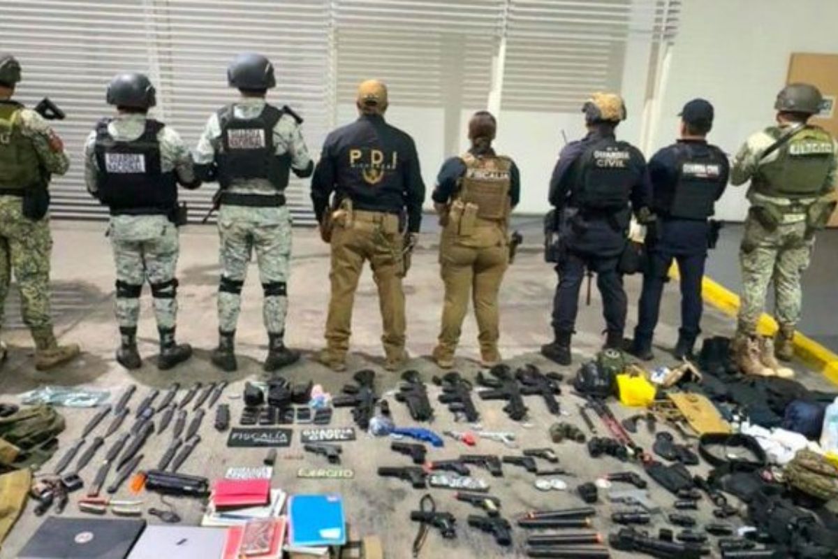 Parte del equipo táctico asegurado durante el operativo en Vista Hermosa. Foto: Especial
