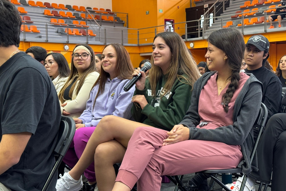 Fercho Urquiza promueve la seguridad vial entre jóvenes estudiantes de la Universidad Anáhuac Querétaro