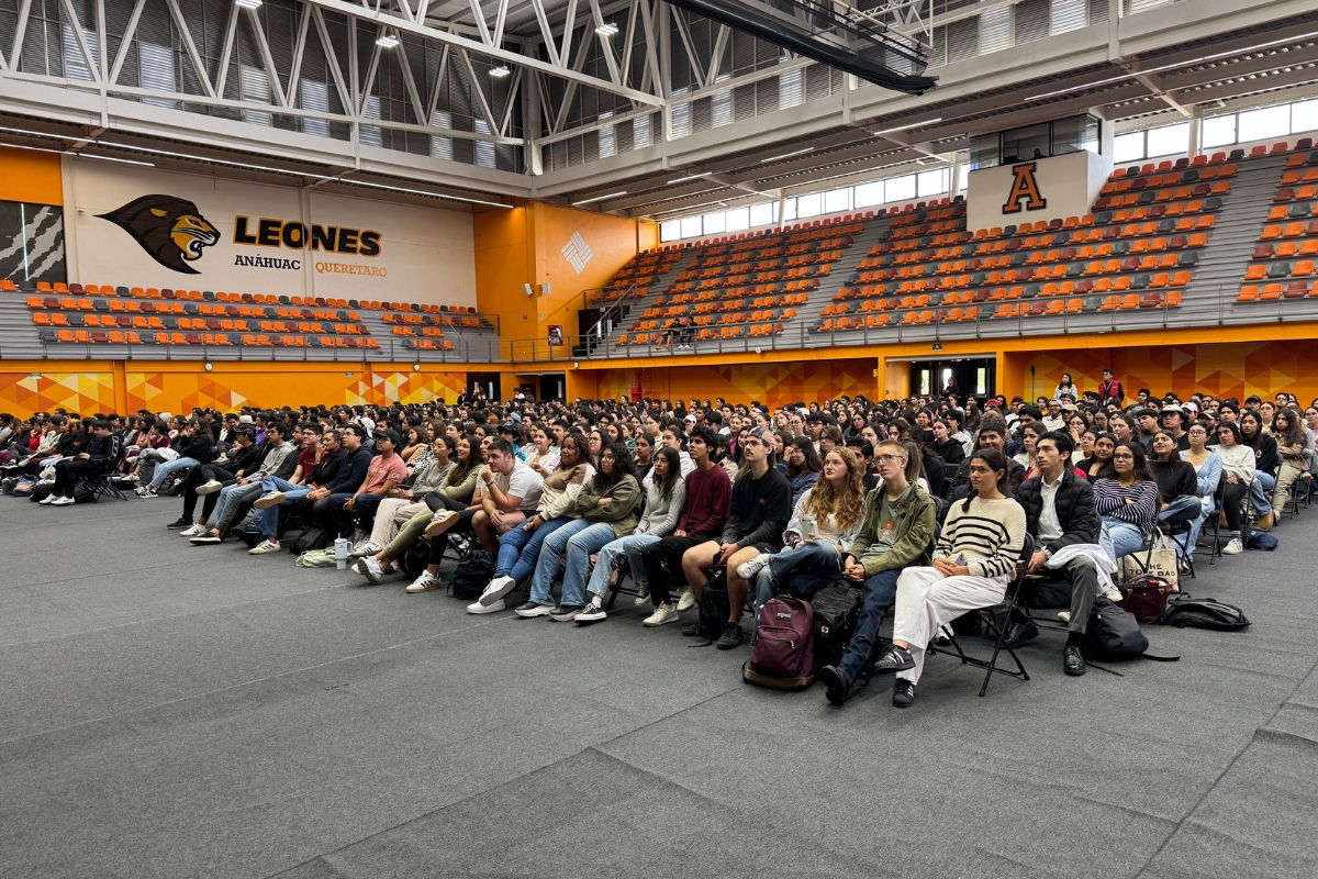 Fercho Urquiza promueve la seguridad vial entre jóvenes estudiantes de la Universidad Anáhuac Querétaro