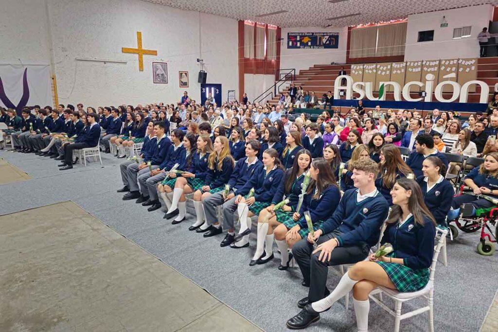 Alumnos de la generación 2022–2025 del Instituto Asunción Querétaro celebraron su graduación rodeados de familiares y amigos