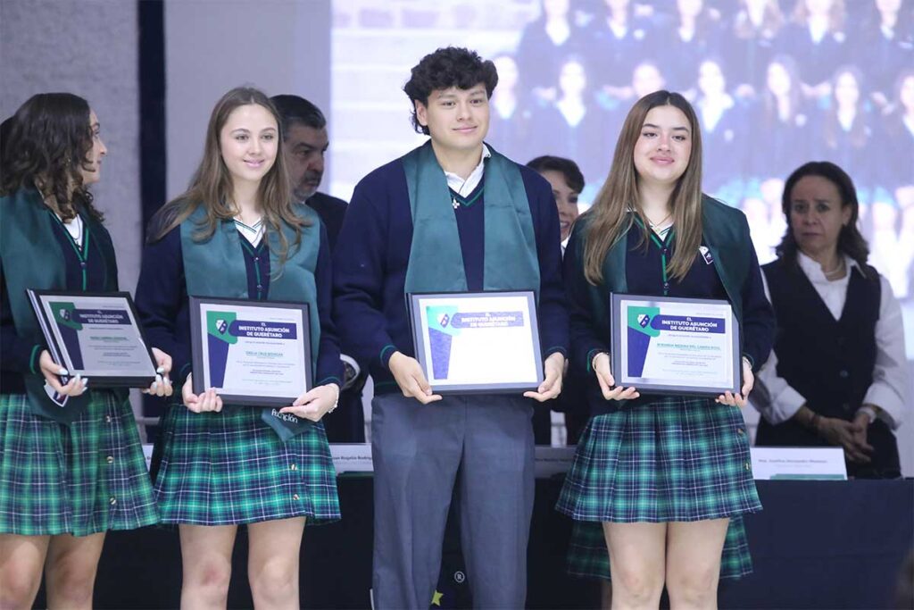 Alumnos de la generación 2022–2025 del Instituto Asunción Querétaro celebraron su graduación rodeados de familiares y amigos