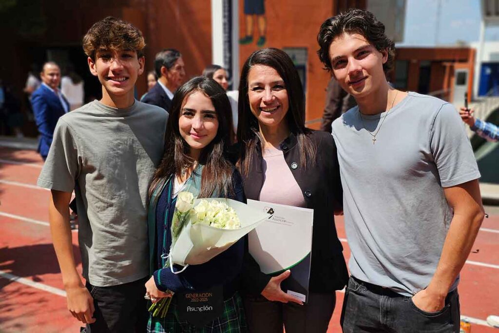 Alumnos de la generación 2022–2025 del Instituto Asunción Querétaro celebraron su graduación rodeados de familiares y amigos