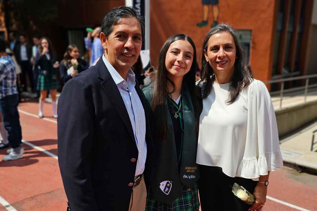 Alumnos de la generación 2022–2025 del Instituto Asunción Querétaro celebraron su graduación rodeados de familiares y amigos