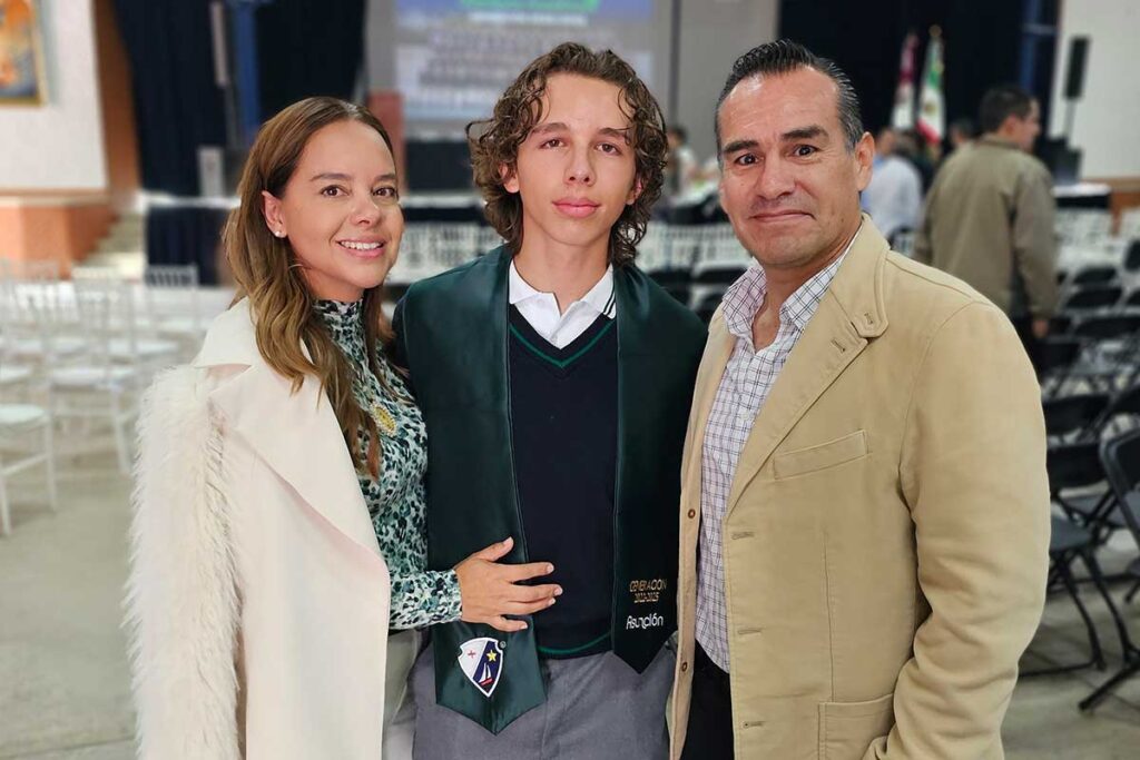 Alumnos de la generación 2022–2025 del Instituto Asunción Querétaro celebraron su graduación rodeados de familiares y amigos