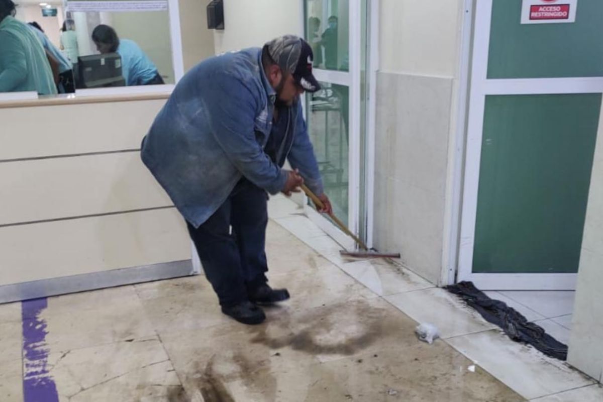 Rebombeo, mitigación de agua y limpieza en hospital IMSS 53, La Paz. Foto: Especial