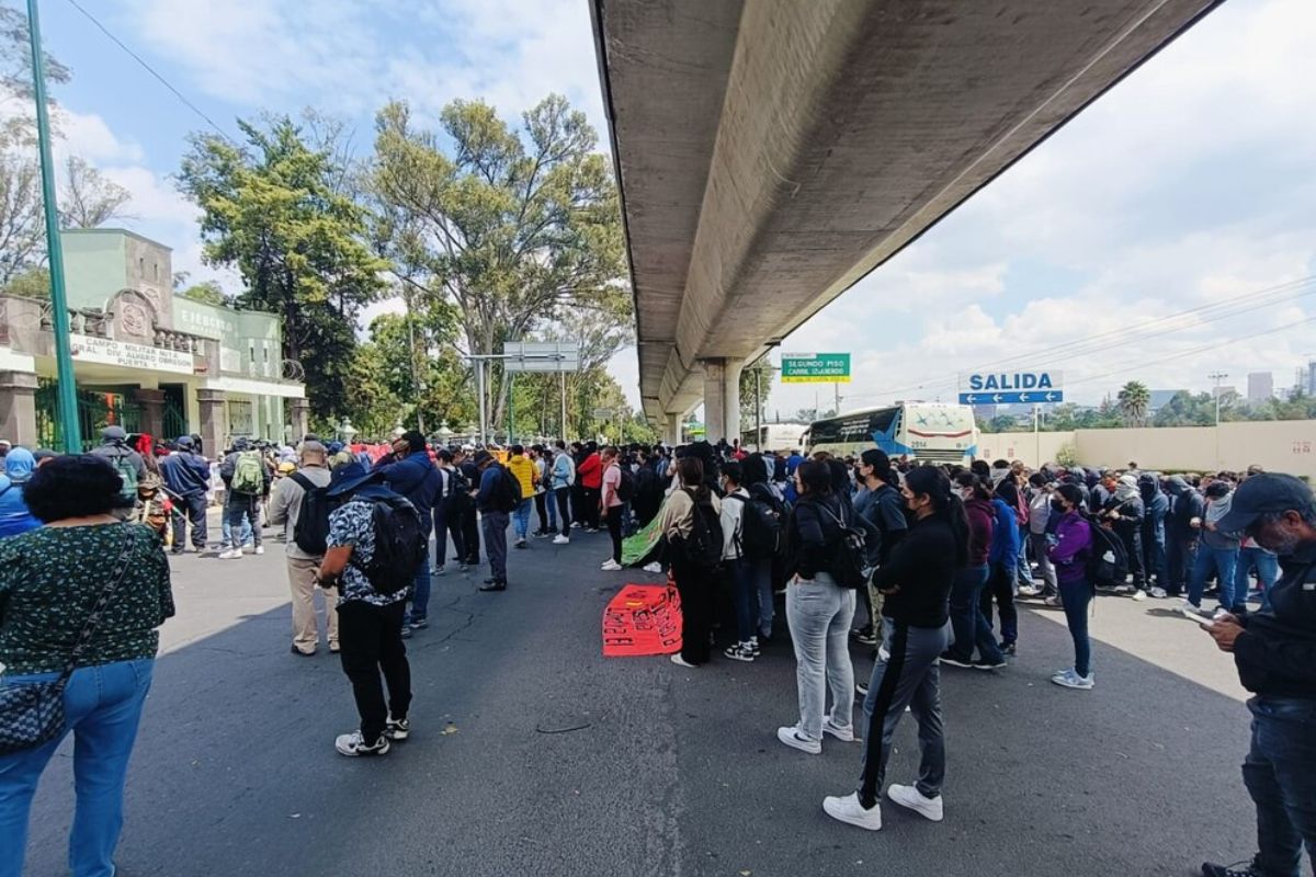 La protesta incluyó pancartas y el grito de “¡Vivos se los llevaron, vivos los queremos!”. Foto: Especial