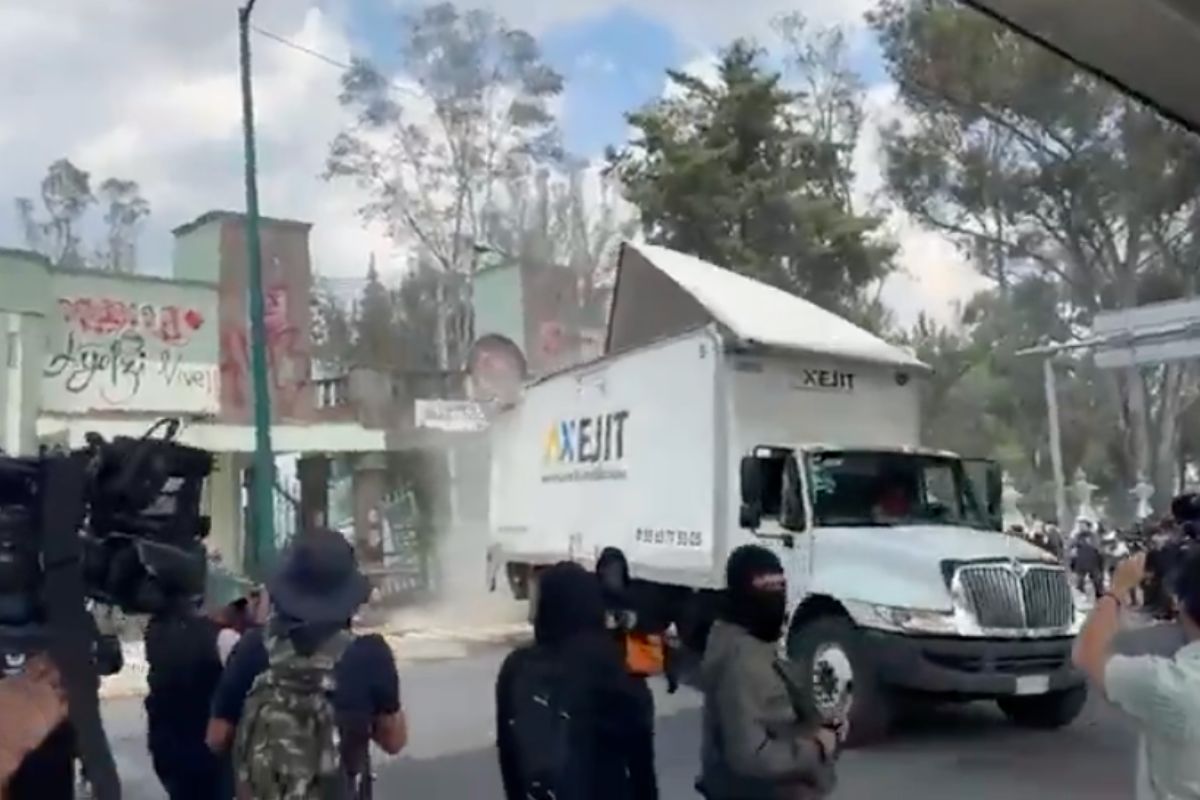 Un camión fue usado para derribar una reja de acceso al campo militar. Foto: Especial