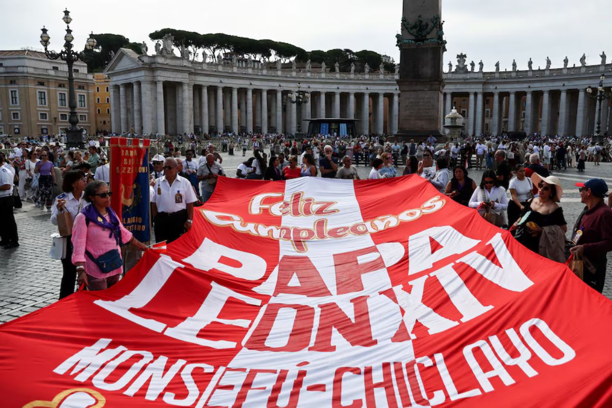 La comunidad peruana en Roma desplegó banderas rojiblancas en honor al pontífice. Foto: Especial