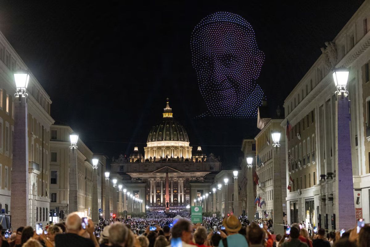 Miles de drones iluminaron el cielo de Roma formando el rostro de Juan Pablo II, en un emotivo tributo durante el concierto “Grace for the World”. Foto: Especial