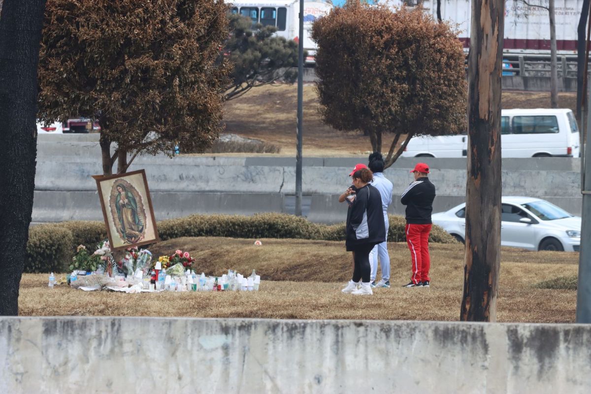 Vecinos y familiares depositan veladoras y flores en memoria de las víctimas. Foto: Cuartoscuro