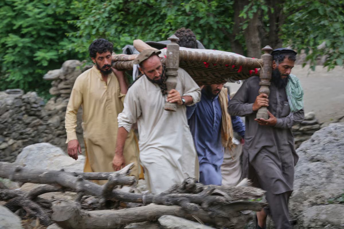 Familiares de víctimas esperan ayuda humanitaria en Nangarhar. Foto: Especial