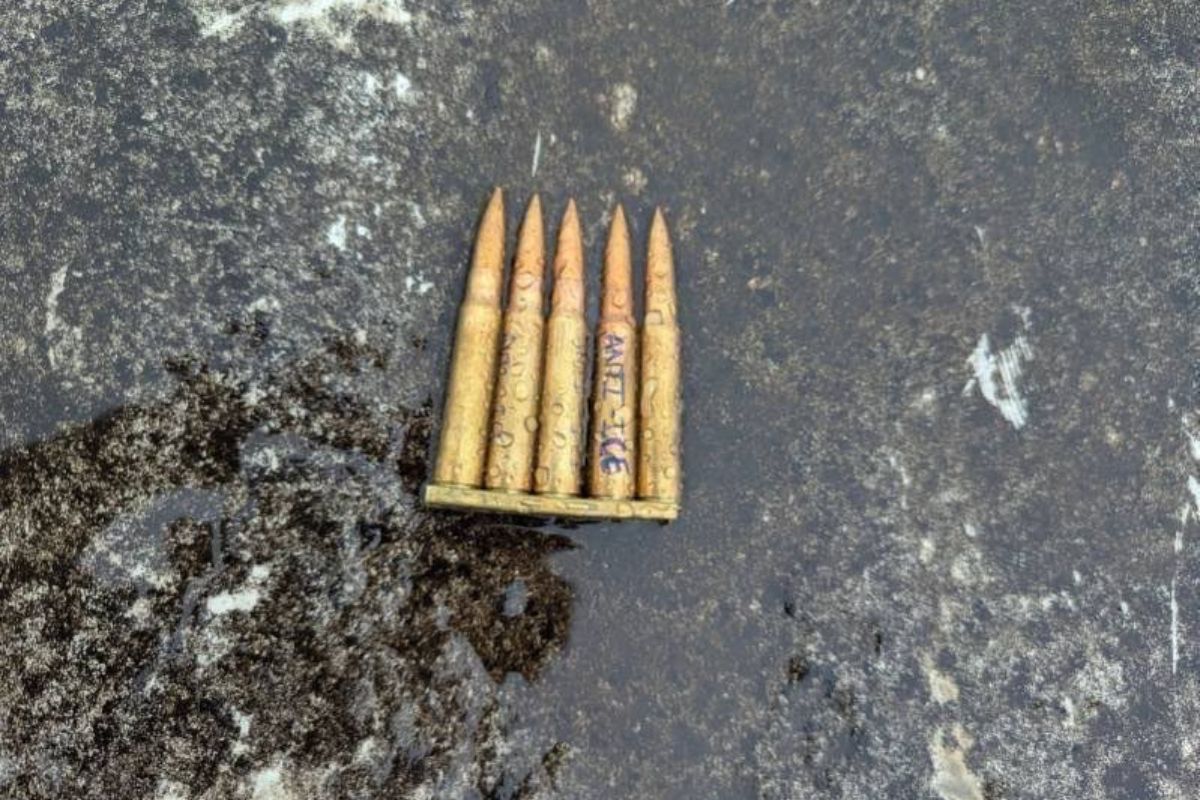 Uno de los casquillos recuperados tenía la frase “ANTI ICE”, lo que sugiere un móvil ideológico. Foto: Especial
