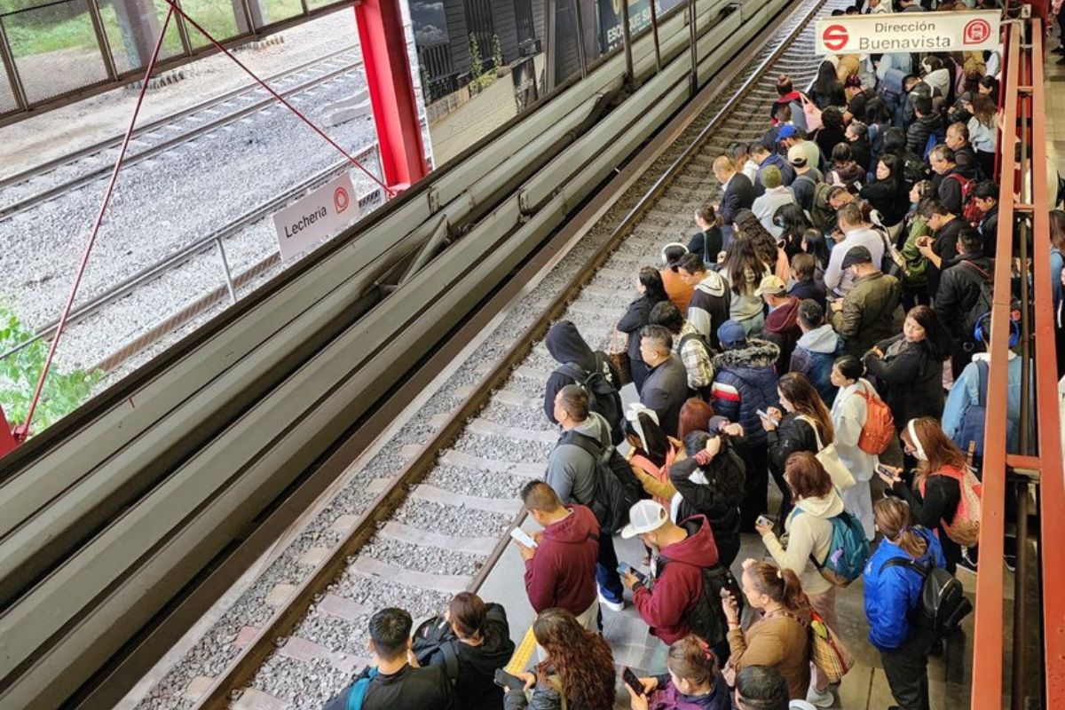 Pasajeros esperan en los andenes ante retrasos del Tren Suburbano. Foto: Especial