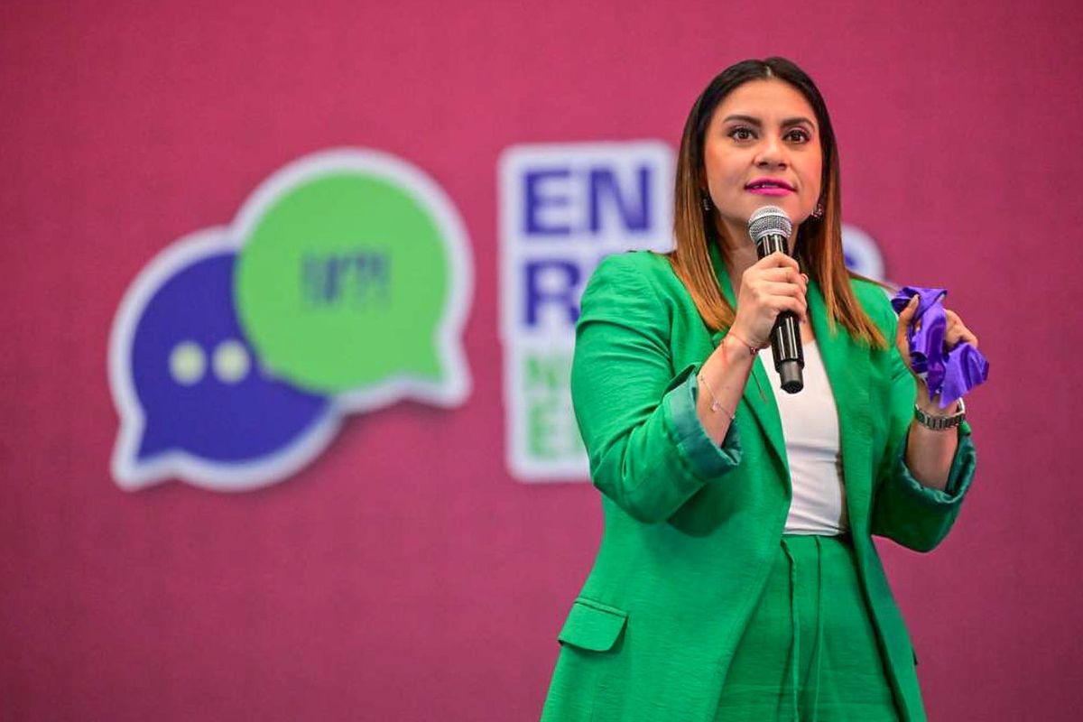 Olimpia Coral Melo impartiendo conferencia magistral sobre ciberacoso. Foto: Especial
