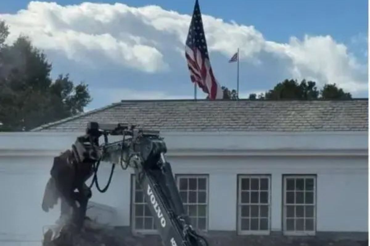 Excavadora inicia la demolición del ala este de la Casa Blanca bajo la supervisión de Trump. Foto: Especial