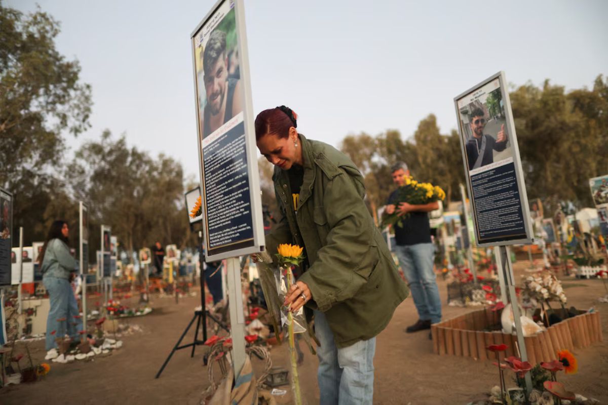 Retratos y flores conmemoran a los jóvenes asesinados durante el ataque de Hamas hace dos años. Foto: Especial