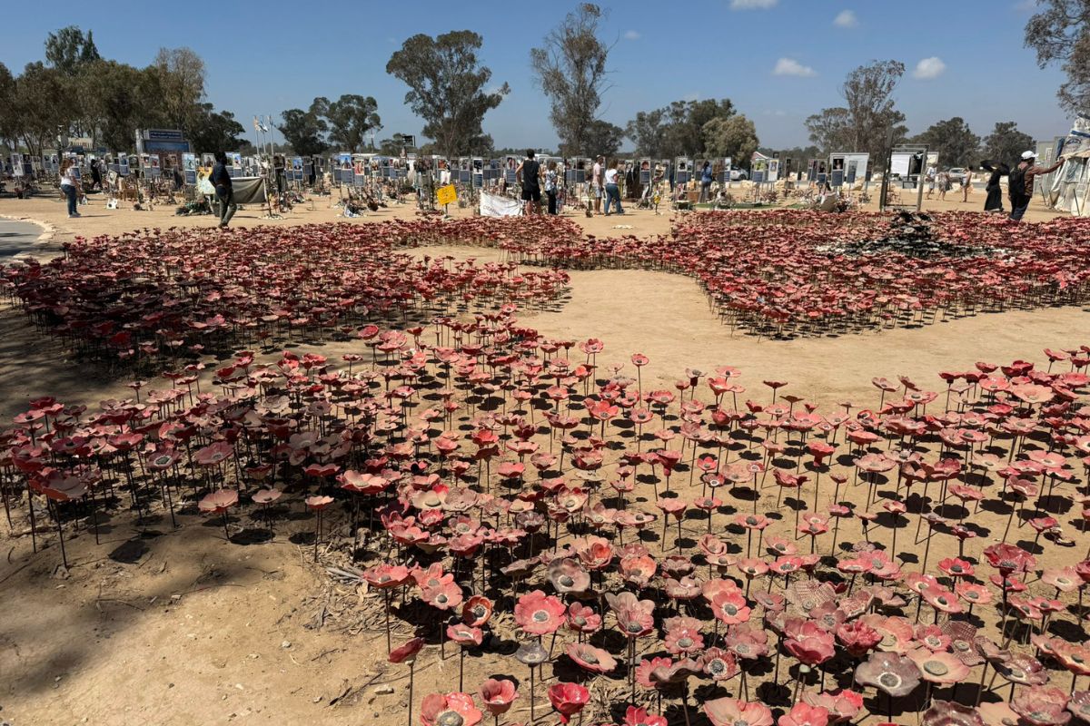 El sitio conmemorativo de Nova en el sur de Israel se llena de visitantes en silencio. Foto: Especial