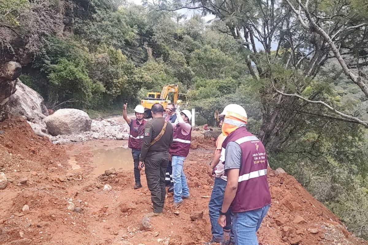 Coordinadores estatales y municipales supervisan áreas afectadas por lodo y rocas. Foto: Especial