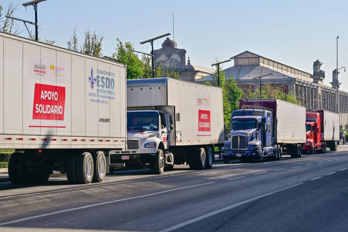 Tres trailers y un torton cargados con alimentos y suministros parten hacia los afectados. Foto: Especial