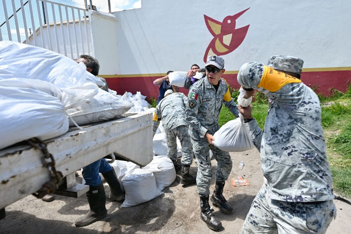 Brigadas estatales y municipales trabajan para prevenir desbordamientos. Foto: Especial