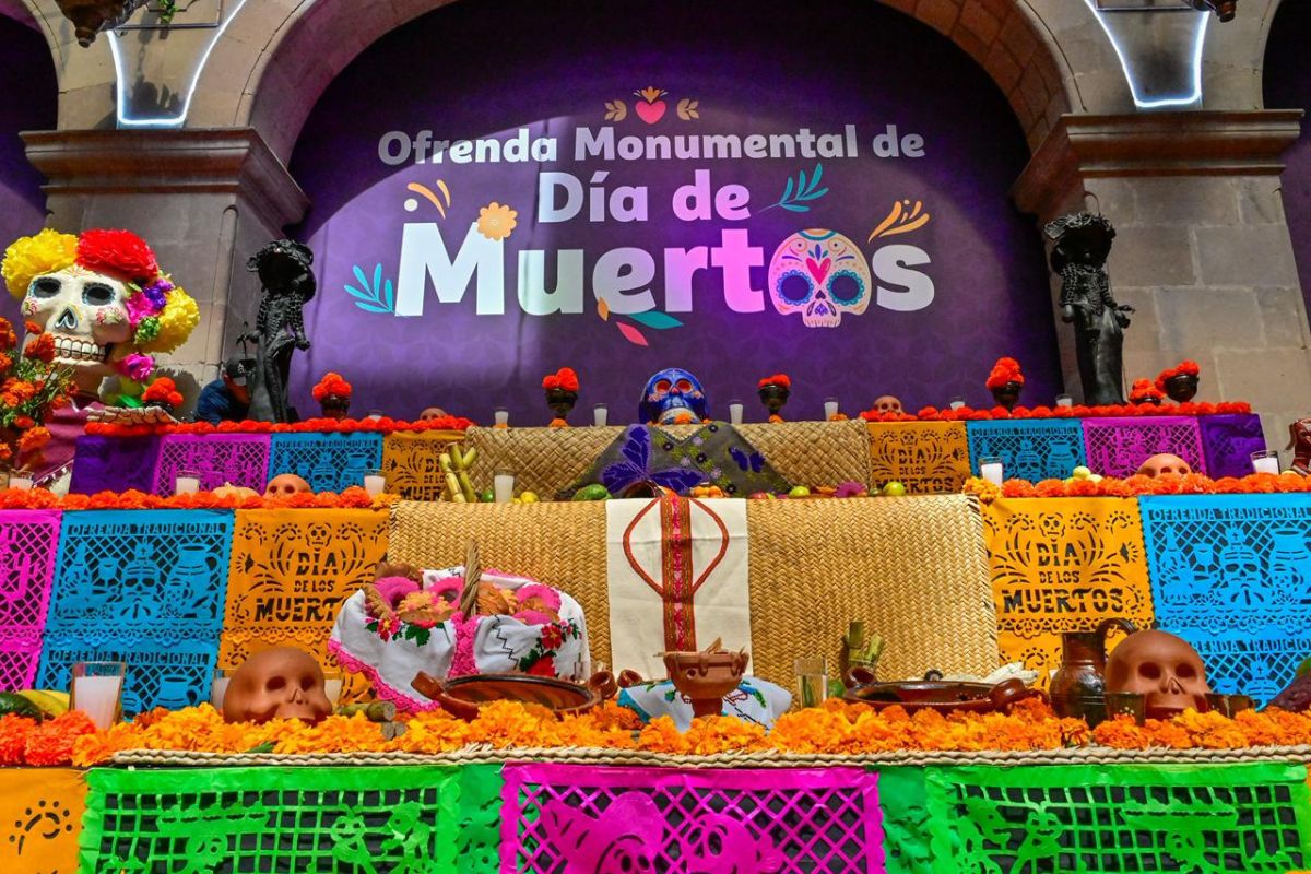 Vista general de la Ofrenda con sus cinco canoas representando etnias mexiquenses. Foto: Especial
