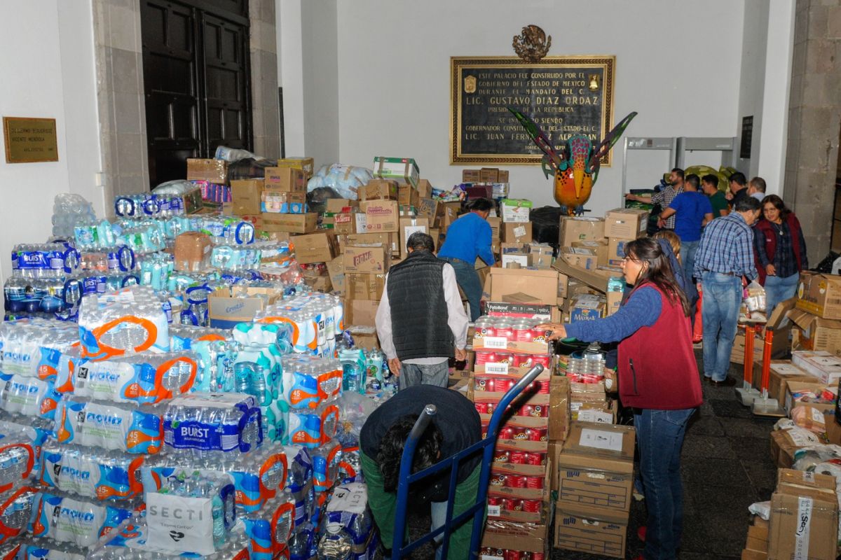 Voluntarios y servidoras públicas colaboran en la organización de donaciones. Foto: Especial