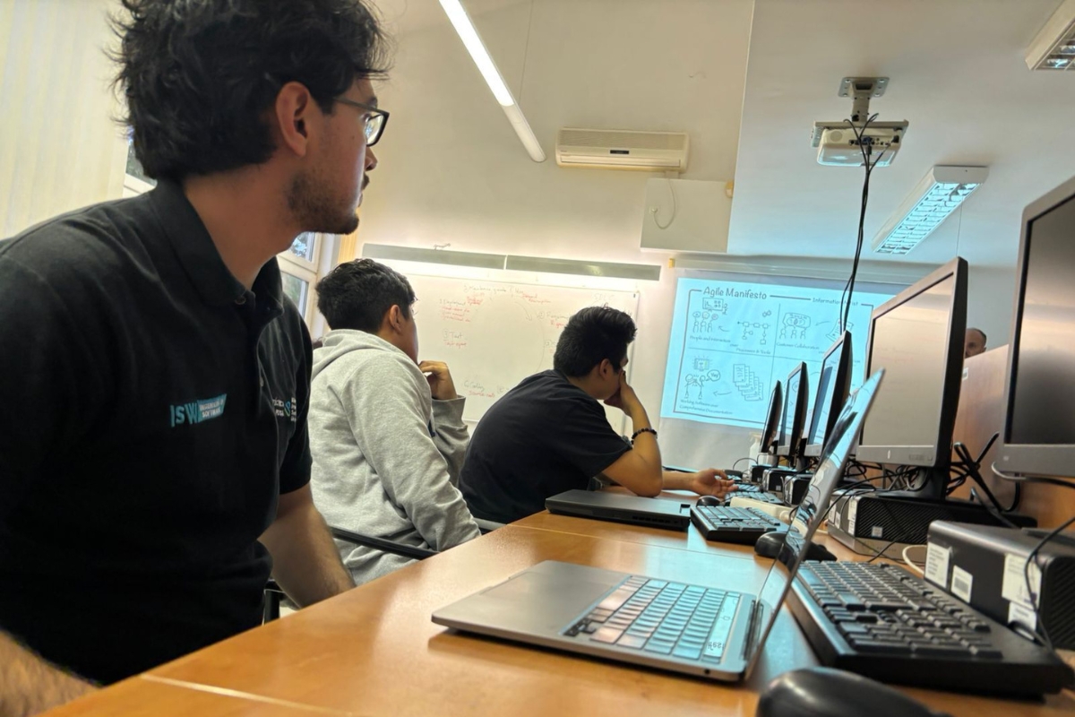 Estudiantes de la UPSRJ forjan su futuro global: inmersión tecnológica en Hungría