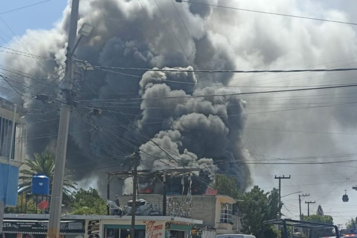 Columnas de humo negro desde la fábrica de colchones en Hank González. Foto: Especial