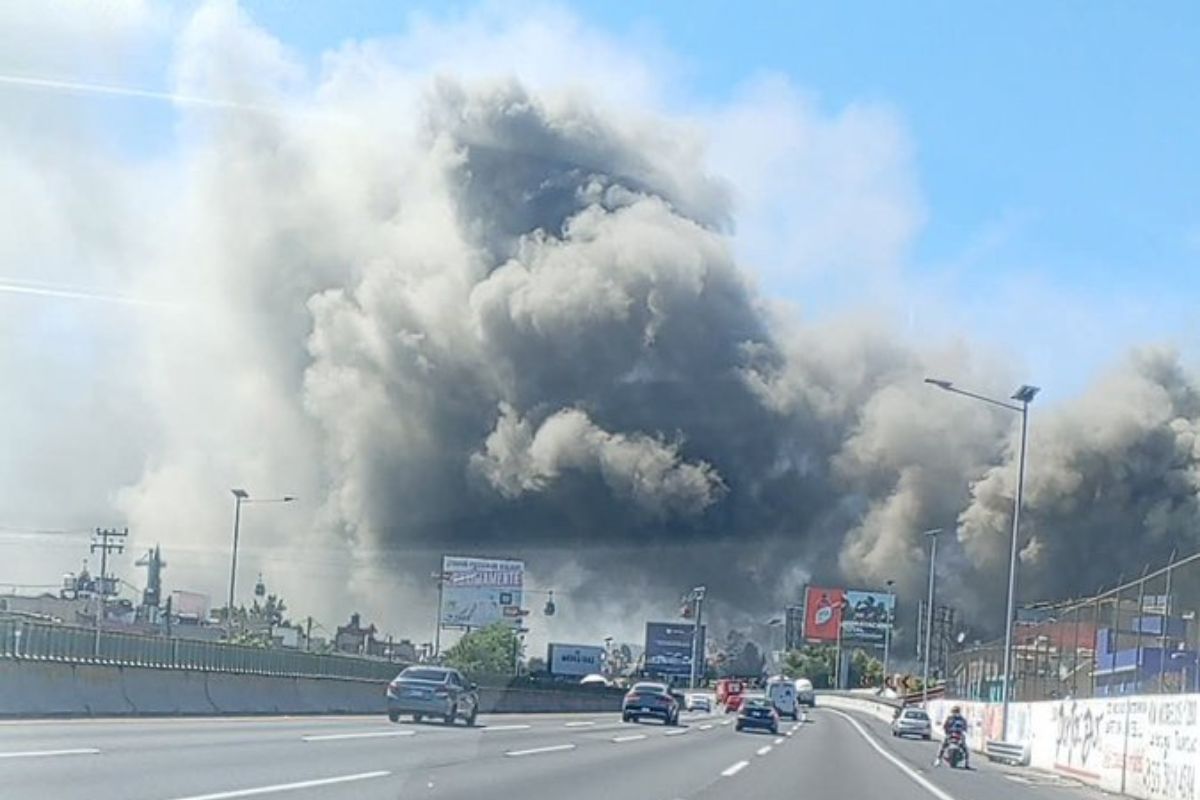 Vecinos observan desde distancia segura la emergencia. Foto: Especial