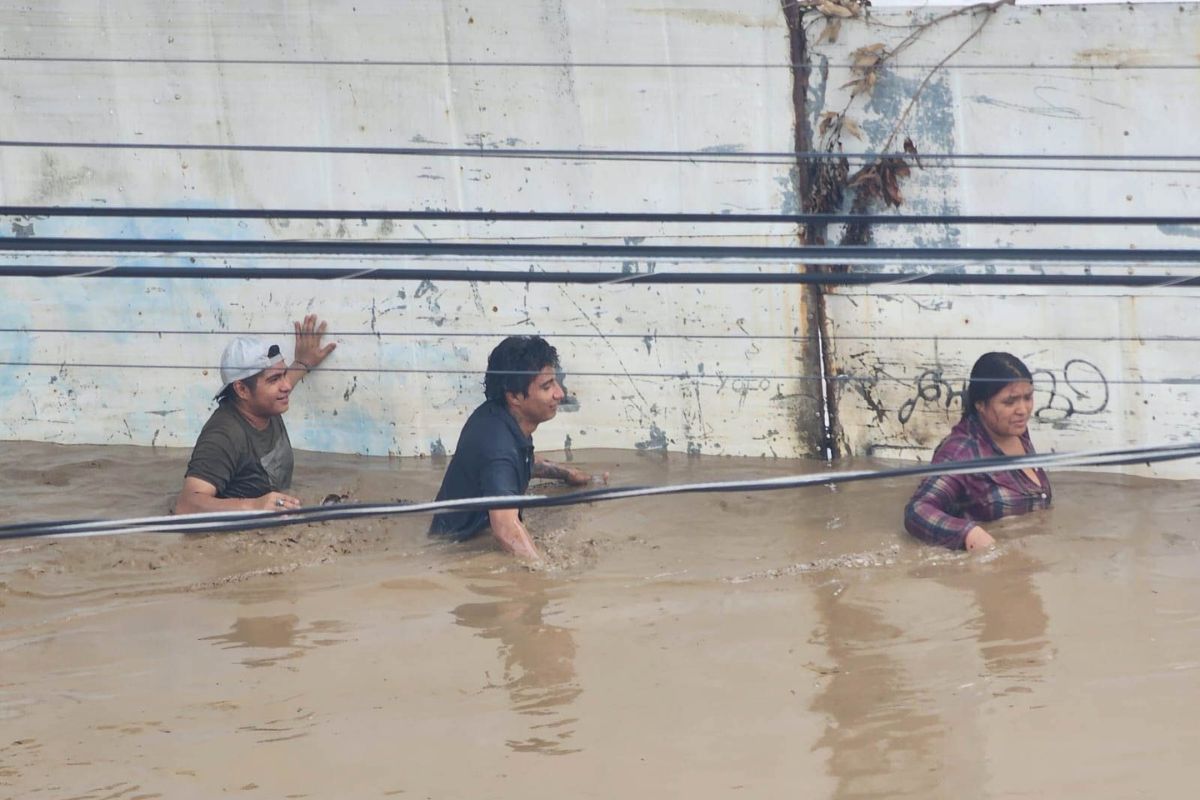 Familias buscan desesperadamente a jóvenes desaparecidos tras el desbordamiento del río Cazones. Foto: Cuartoscuro