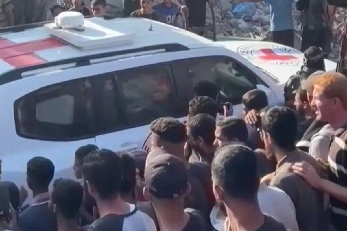 Personal de la Cruz Roja acompañó el convoy humanitario escoltado por fuerzas de seguridad. Foto: Especial