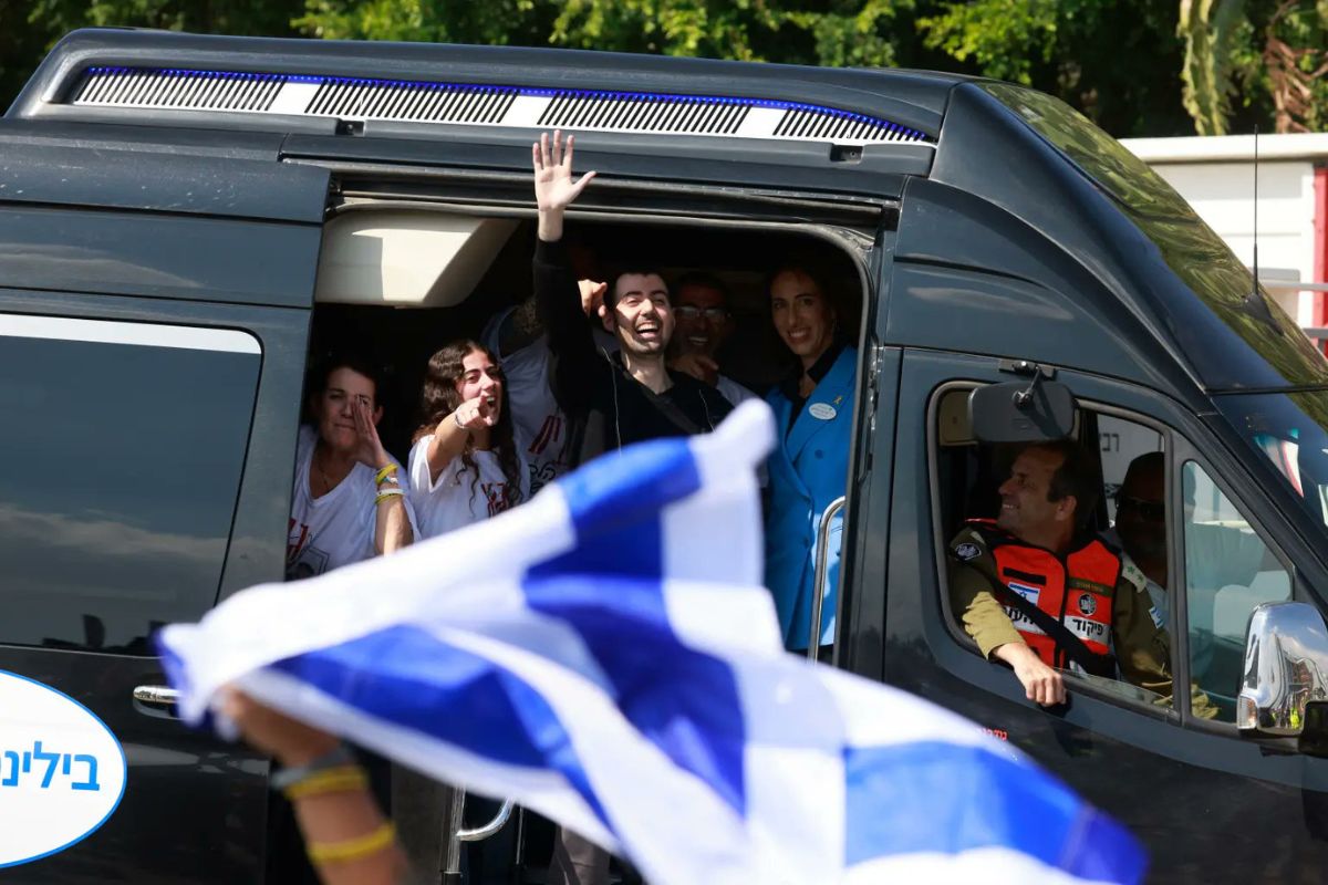 Momentos de profunda emoción al confirmarse la llegada de los primeros rehenes israelíes liberados por Hamás. Foto: Especial