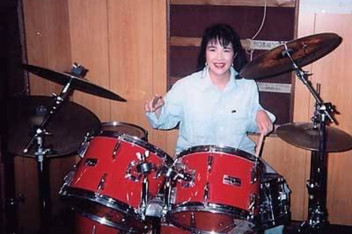 Antes de la política, Sanae Takaichi demostraba su ritmo como baterista de heavy metal en la Universidad de Kobe. Foto: Especial