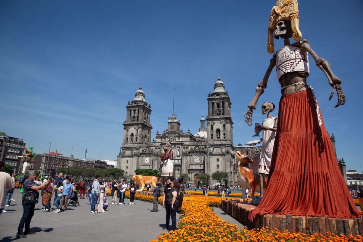 La Megaofrenda del Zócalo 2025 deslumbra a visitantes con homenaje a Tonantzin1