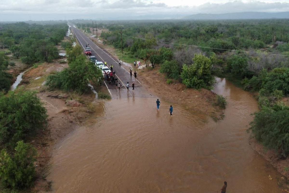 Liberan caminos en comunidades afectadas por las lluvias en Querétaro