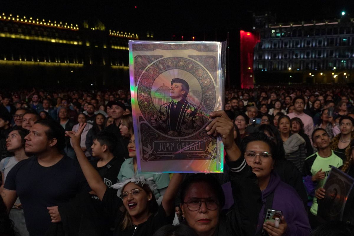 Seguidores llegaron horas antes para asegurar un buen lugar frente al evento. Foto: Cuartoscuro