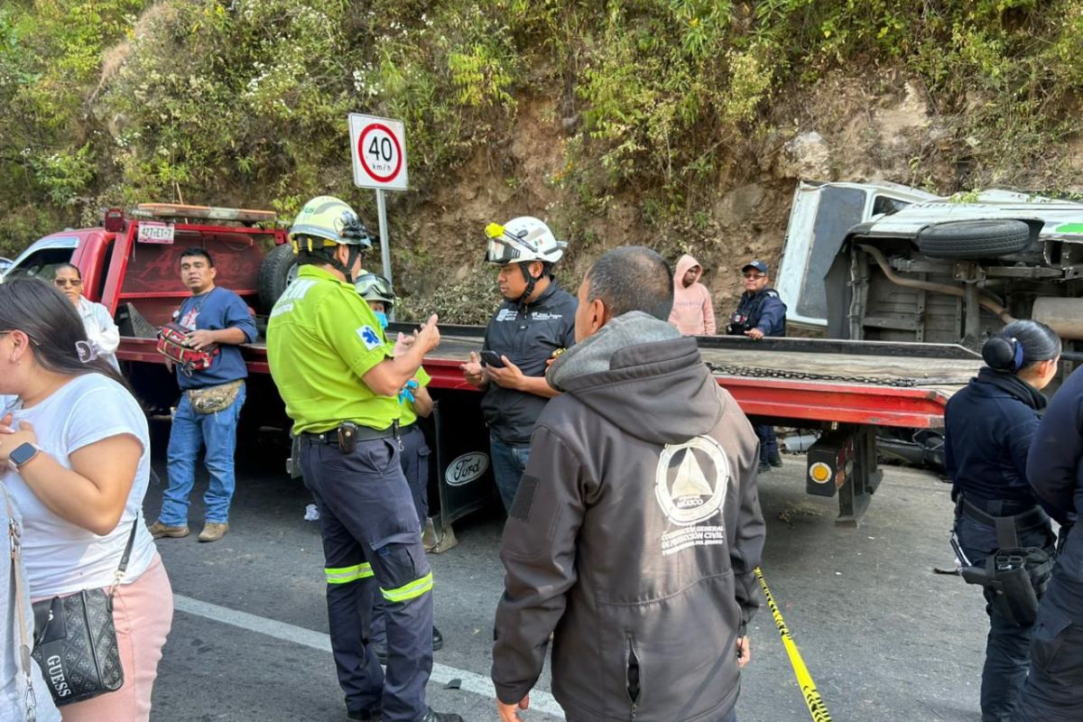 Cuerpos de emergencia del Edoméx atendieron de inmediato el accidente en la carretera Santiago–Chalma. Foto: Especial