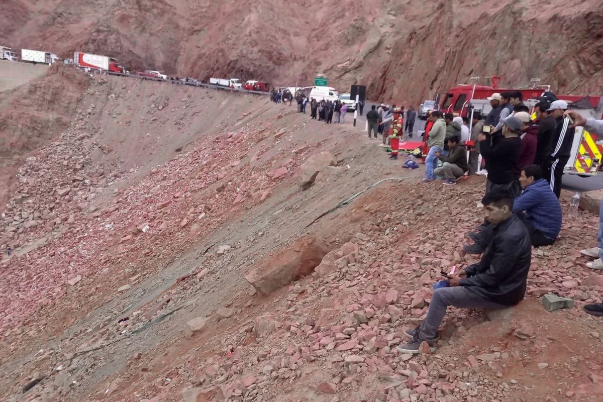 Familiares esperan noticias del accidente. Foto: Especial