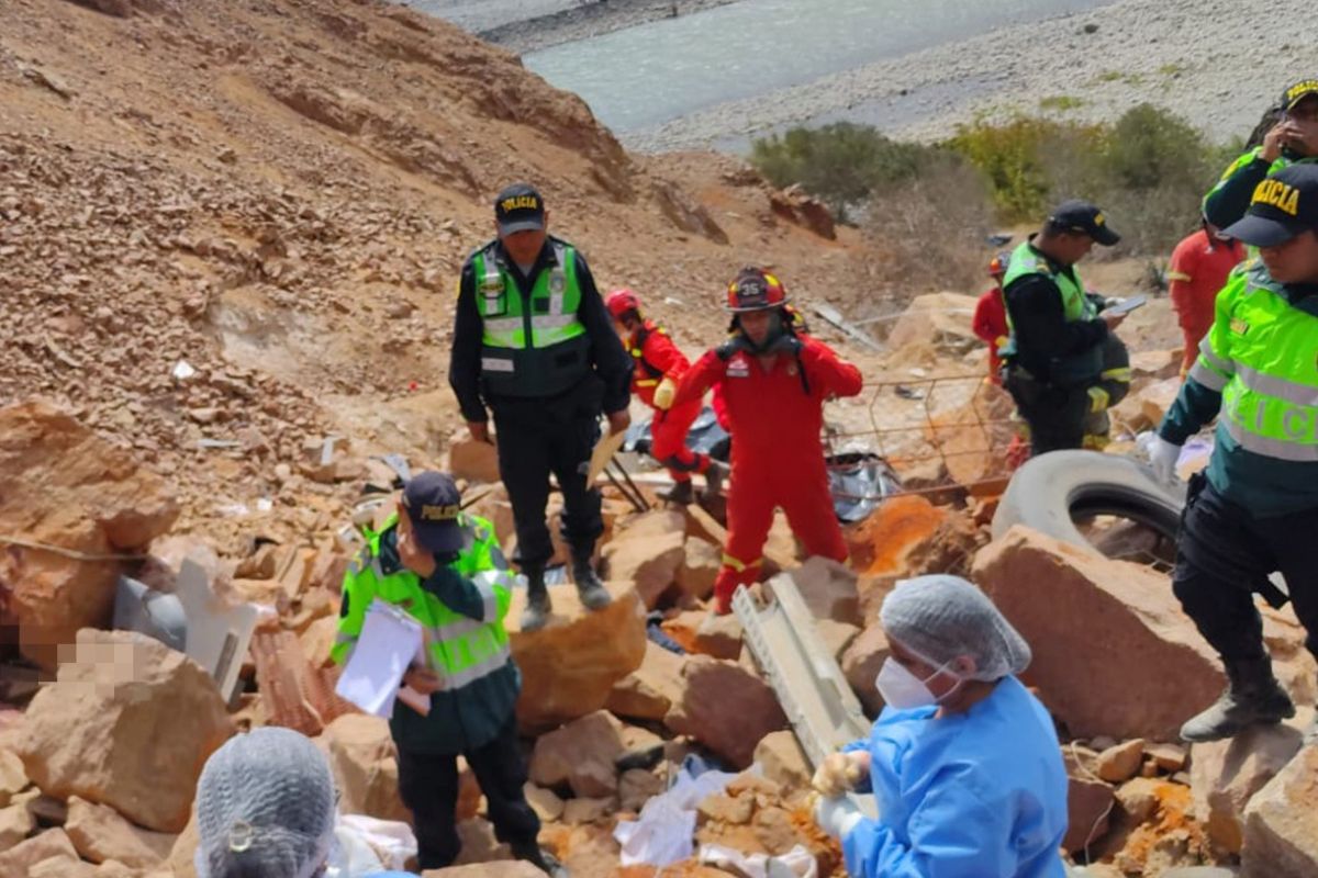Rescatistas trabajan entre los restos del autobús caído en Arequipa. Foto: Especial