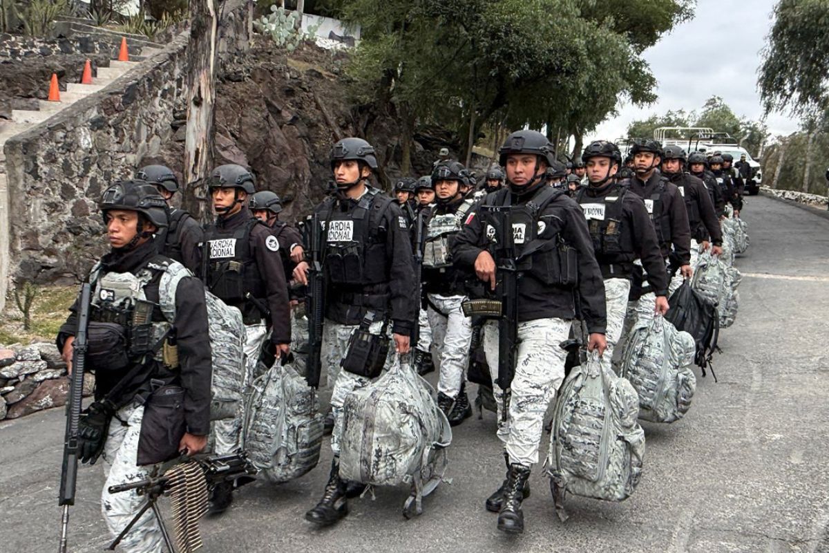Elementos federales vigilan carreteras estratégicas en Michoacán.  Foto: @Defensamx