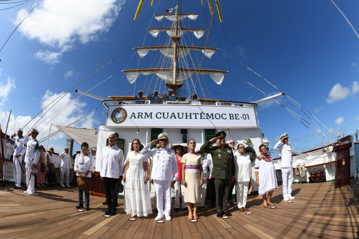 Claudia Sheinbaum Pardo rinde homenaje a los cadetes fallecidos. Foto: Semar