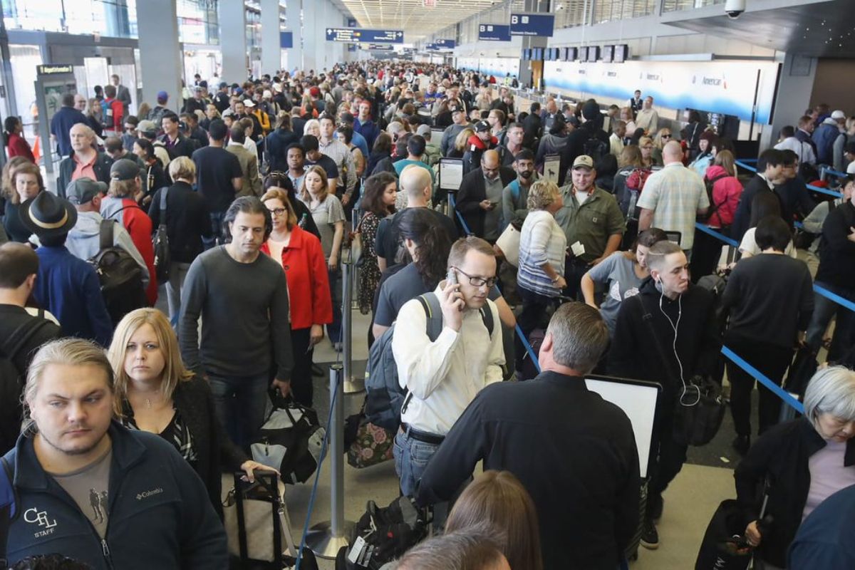 Pasajeros abarrotan terminales ante cancelaciones de último minuto. Foto: Especial