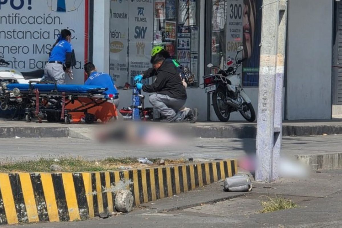Servicios de emergencia atienden a los heridos en el lugar del accidente. Foto: Especial