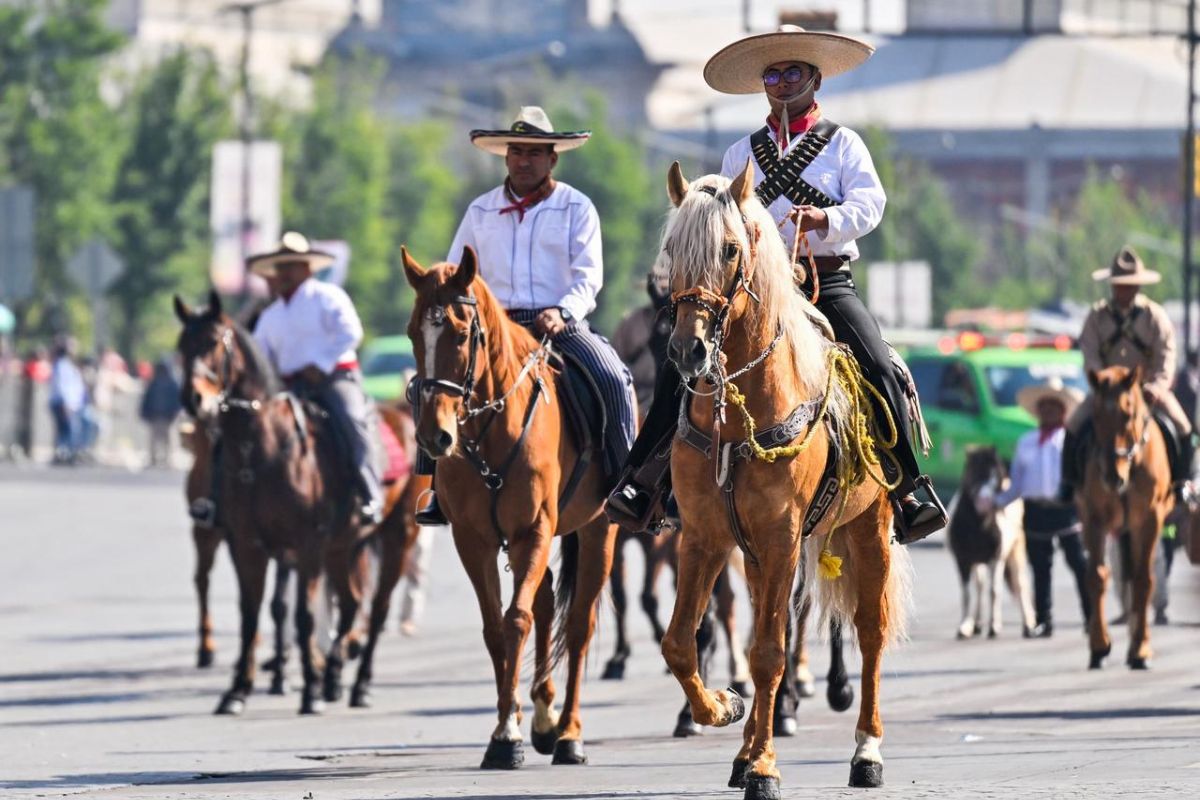 Caballos finos y perfectamente adiestrados acompañaron a los charros en un recorrido lleno de tradición. Foto: Especial