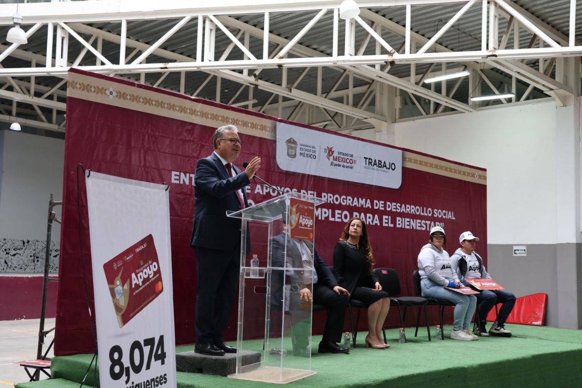Beneficiarios reciben tarjetas para el Apoyo al Desempleo en Ecatepec. Foto: Especial